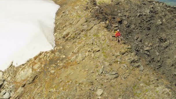 Climber ridge walking, Alaska — Stock Video