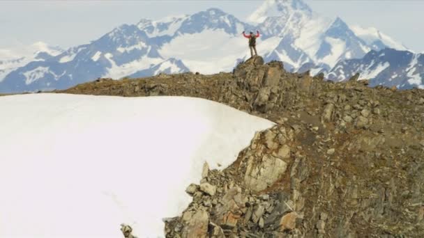 Escalador em Mountain Peak Chugach Range — Vídeo de Stock