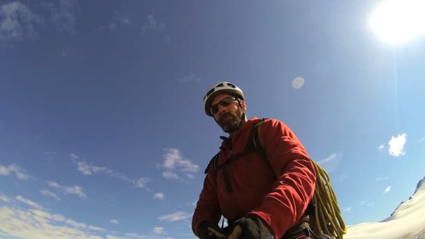 Mountain climber filming himself — Stock Video