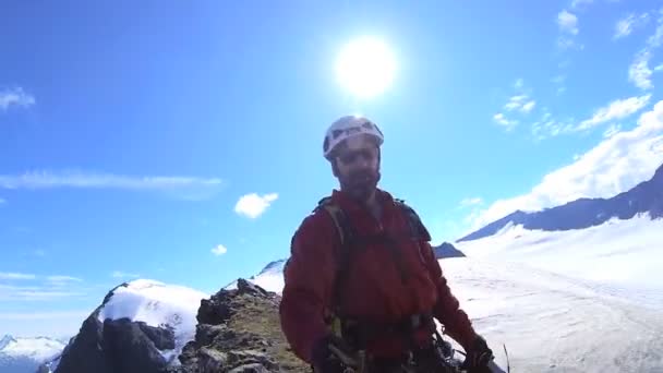 Alpinista de montanha filmando a si mesmo — Vídeo de Stock