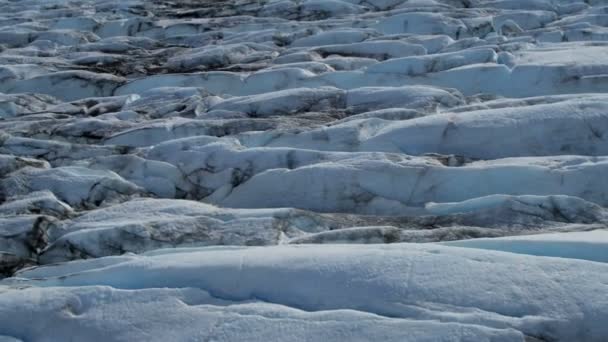 Vista aérea del glaciar de hielo dañado por morrena en constante movimiento debido al calentamiento ambiental, Región Ártica, Hemisferio Norte filmado en la EPIC ROJA — Vídeos de Stock