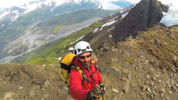 Pico alpinista filmagem panorama paisagem de montanha — Vídeo de Stock