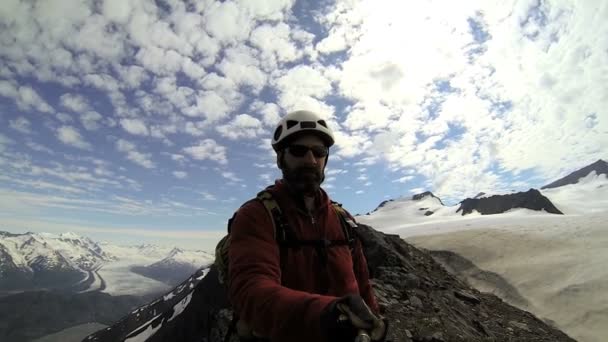 Špičkový horolezec natáčení panorama horské krajiny s kápí vrcholy sníh — Stock video