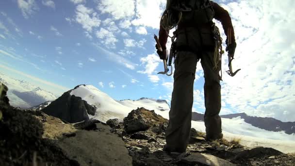 Mountain climber wearing equipment — Stock Video