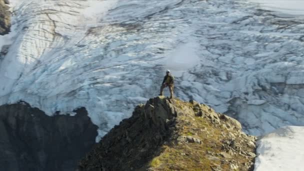 Bergsteiger im Sommer, alaska — Stockvideo