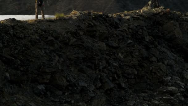 Escalador en remoto desierto en Mountain Peak — Vídeos de Stock