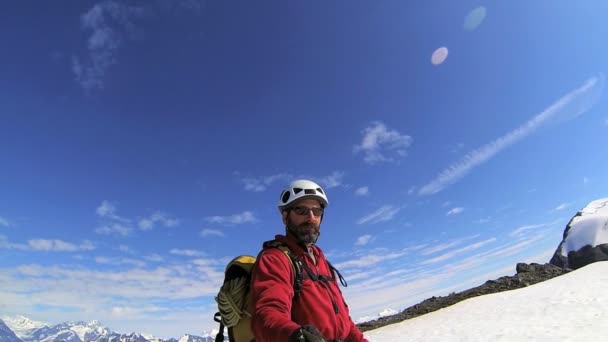 Alpinista de montanha filmando a si mesmo — Vídeo de Stock