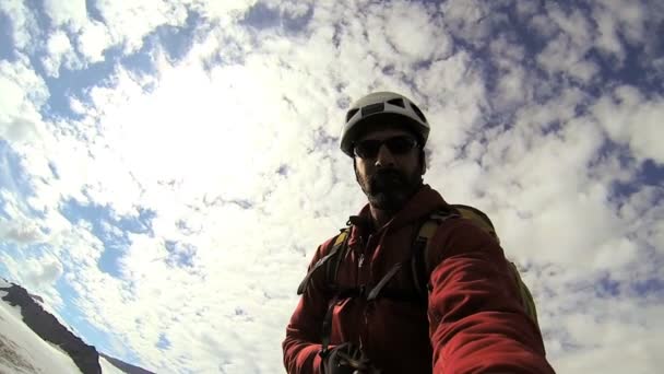 Ορειβάτης προετοιμασία βίντεο του selfie — Αρχείο Βίντεο