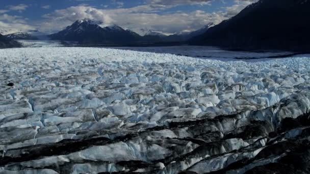 Vue aérienne du glacier Knik couvert de moraine et des crevasses alimentant la rivière Knik qui vide l'inlet Cook à l'est d'Anchorage Alaska, États-Unis tourné sur RED EPIC — Video