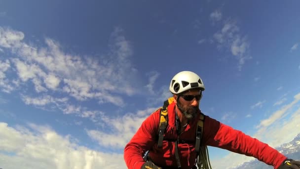 Pico escalador de montaña filmando sus logros — Vídeo de stock