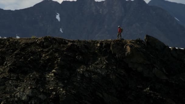 Bergsteiger am Gipfel des Chugach-Gebirges — Stockvideo