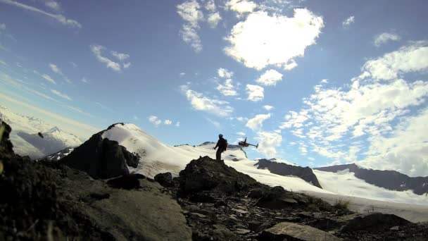 Bergbeklimmer en helikopter, alaska, Verenigde Staten — Stockvideo