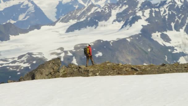 Escalador caminando en las montañas de Chugach — Vídeo de stock