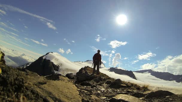 Male Mountaineer — Stock Video