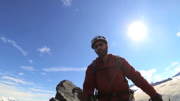 Mountain climber filming himself — Stock Video