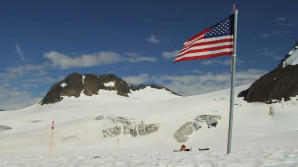 US-Flagge in abgelegener Wildnis am Polarkreis — Stockvideo