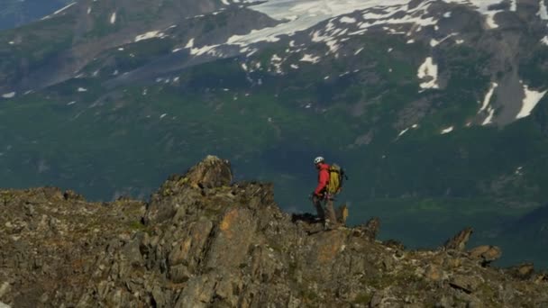 Escalador de montaña caminando, Alaska — Vídeo de stock