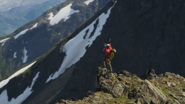 在遥远的荒野山峰的登山者 — 图库视频影像