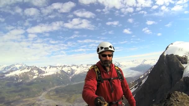 Bergsteiger filmt Gletscherprojekt, Alaska — Stockvideo