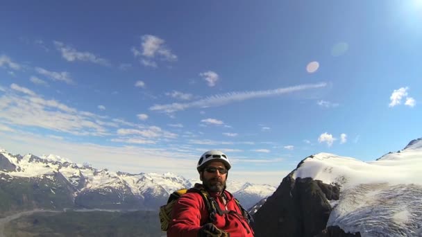 Alpinista filmando i suoi successi — Video Stock