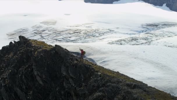 Bergsteiger in abgelegener Wildnis, Alaska — Stockvideo