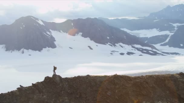 Альпинист на хребте Чугач — стоковое видео