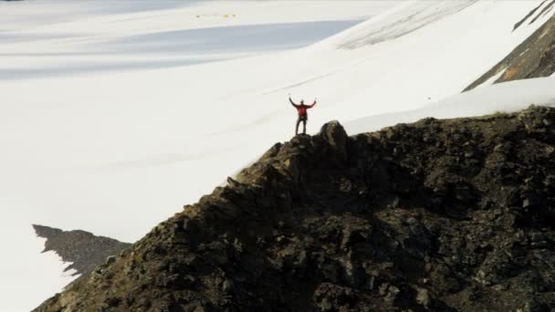 Escalador em deserto remoto, Alasca — Vídeo de Stock