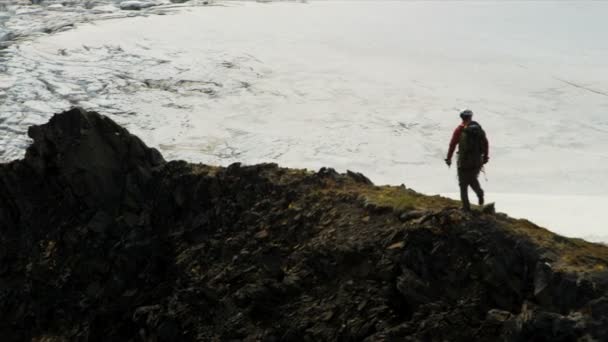 Klimmer ridge wandelen op chugach mountains — Stockvideo