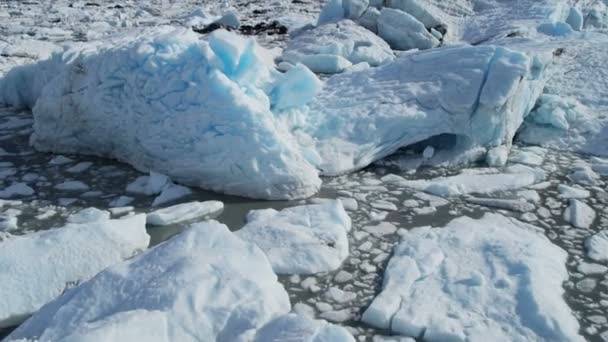 クニック氷河、アラスカ、米国から流れる純粋な青氷の空撮 — ストック動画