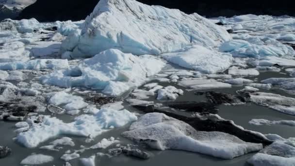 Vista aérea de los flujos de hielo cubiertos de morrena desde el glaciar Knik, Alaska, EE.UU. — Vídeos de Stock