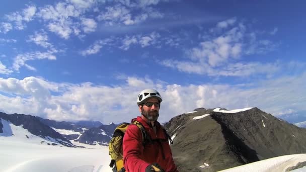 Bergsteiger filmt sich selbst — Stockvideo