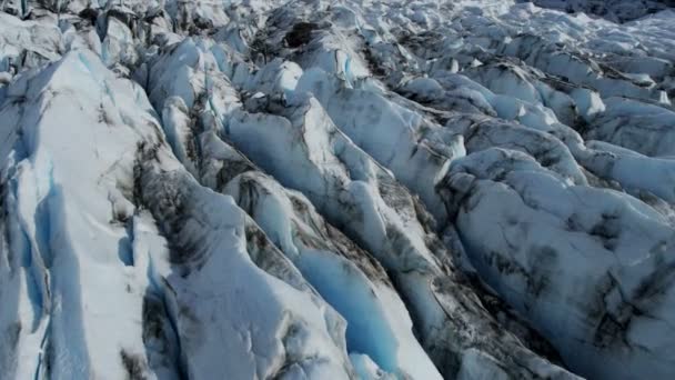 Glaciar de hielo de vista aérea en constante movimiento bajo su propia gravedad formando grietas y otras características distintivas, Región Ártica, Hemisferio Norte disparado en EPIC ROJO — Vídeos de Stock