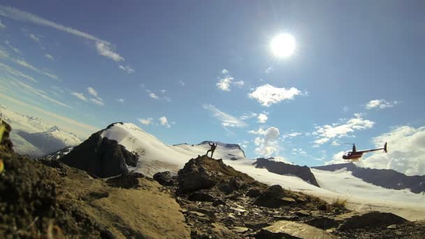 Hubschrauber und Blick auf Bergsteiger in abgelegener Wildnis Berg, Alaska, USA — Stockvideo