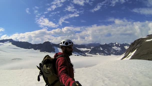 Mountain climber filming himself — Stock Video