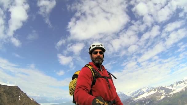 Selfie de alpinista de pico filmando a paisagem de montanha panorâmica com picos cobertos de neve — Vídeo de Stock