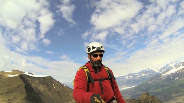 Pico Escalador filmando panorama paisaje de montaña con nevadas Picos — Vídeo de stock