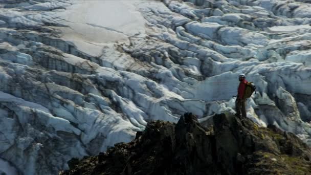 Escalador en remoto desierto Mountain Peak — Vídeos de Stock