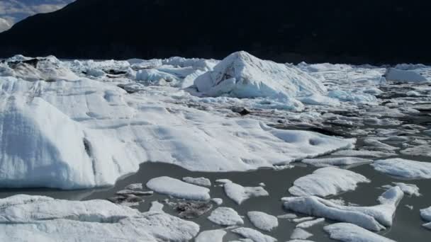 Vista aérea de los flujos de hielo cubiertos de morrena desde el glaciar Knik, Alaska, EE.UU. — Vídeo de stock