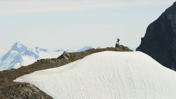 Escalador en Troublesome Glacier — Vídeos de Stock