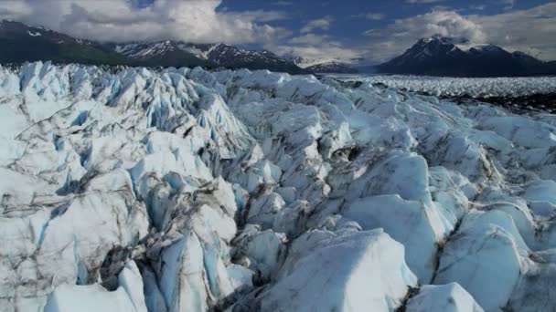 Αεροφωτογραφία του φύσεις knik παγετώνα moraine crevasses σίτιση knik ποταμού που εκβάλλει cook κολπίσκων nr αγκυροβόλιο Αλάσκα, ΗΠΑ, γυρίστηκε σε κόκκινο έπος — Αρχείο Βίντεο