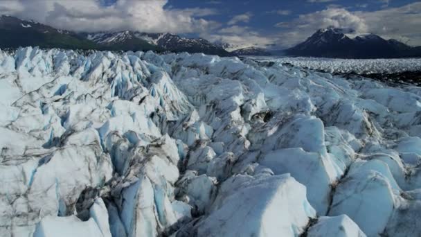 Veduta aerea della natura Crepacci morenici del ghiacciaio Knik che alimentano il fiume Knik che svuota Cook Inlet nr Anchorage Alaska, USA girato su RED EPIC — Video Stock