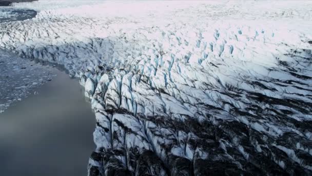 Vista aérea del glaciar de hielo cubierto de morrena, región ártica — Vídeos de Stock