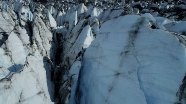 Flygfoto över sprickor svärtade is glaciären av smuts och skräp som ständigt i rörelse på grund av den globala uppvärmningen, Arktis, norra halvklotet skott på röda epic — Stockvideo