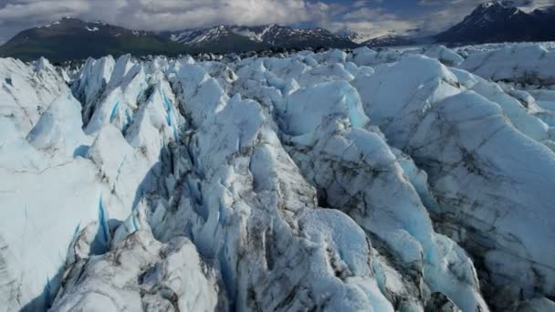 Vue aérienne du glacier Knik couvert de moraine et des crevasses bleu profond alimentant la rivière Knik qui vide l'inlet Cook à l'est d'Anchorage Alaska, États-Unis tourné sur RED EPIC — Video