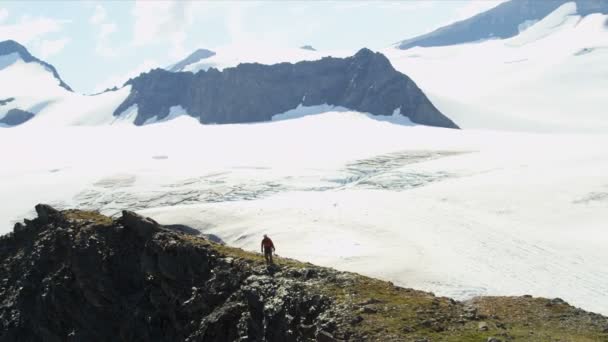 Escalador lograr el éxito en las montañas de Chugach — Vídeos de Stock