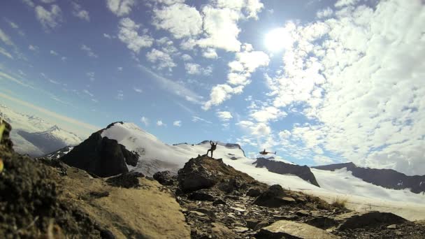 Elicottero e scalatore nella natura selvaggia, Alaska — Video Stock