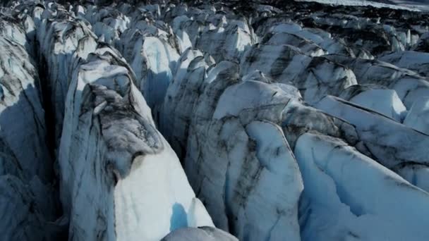 Luchtfoto van moraine zwart ijs gletsjer spelonken voortdurend bewegen als gevolg van opwarming, arctische regio, noordelijk halfrond schot op rode epos — Stockvideo