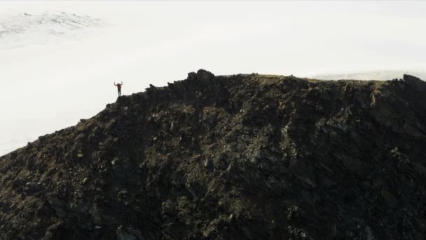 Horolezec na vrcholcích problematické glacier — Stock video