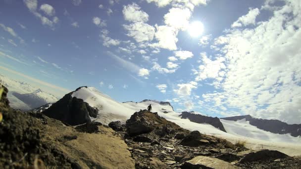 Escalador de montaña trekking en las montañas de Chugach — Vídeo de stock