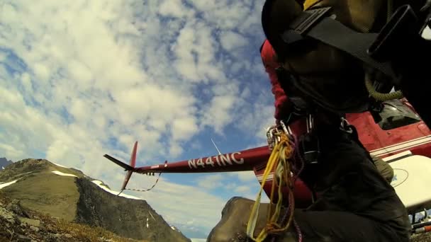 Helicóptero caindo alpinista — Vídeo de Stock